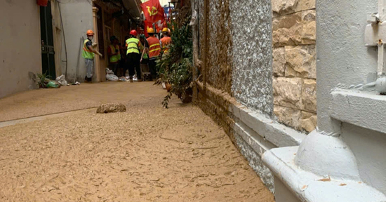 Bùn phun trào ở ngõ Giang Văn Minh, Hà Nội, nhà dân phải lập tức di dời