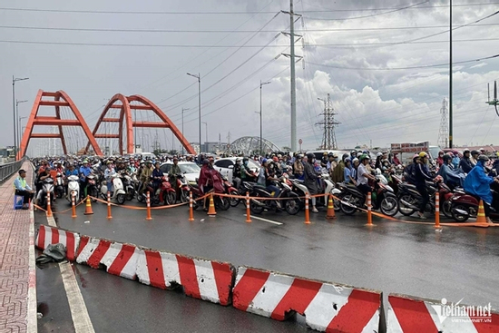 Cầu Bình Lợi tê liệt: Nghìn xe chôn chân vì đóng đường đột ngột