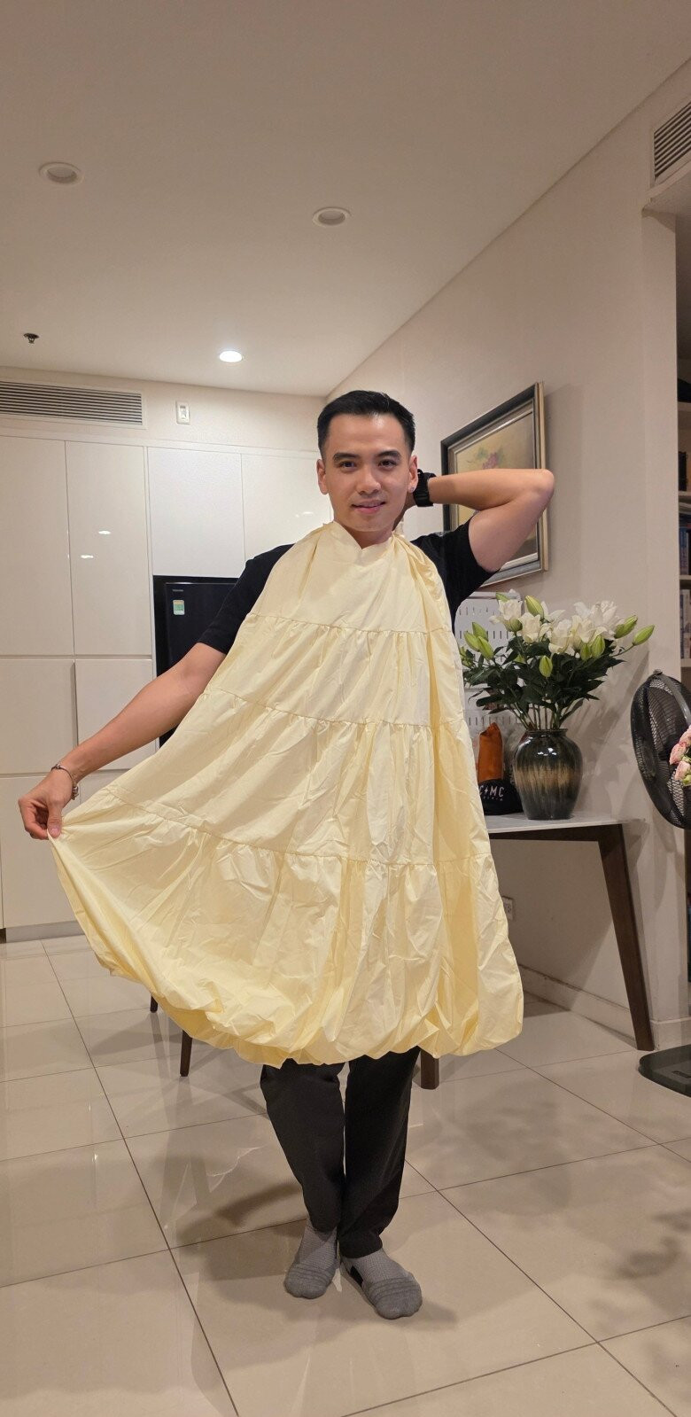 Chồng HHen Nie có niềm đam mê với váy áo của vợ