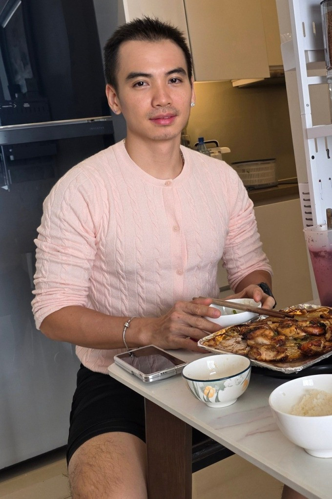 Chồng HHen Nie có niềm đam mê với váy áo của vợ