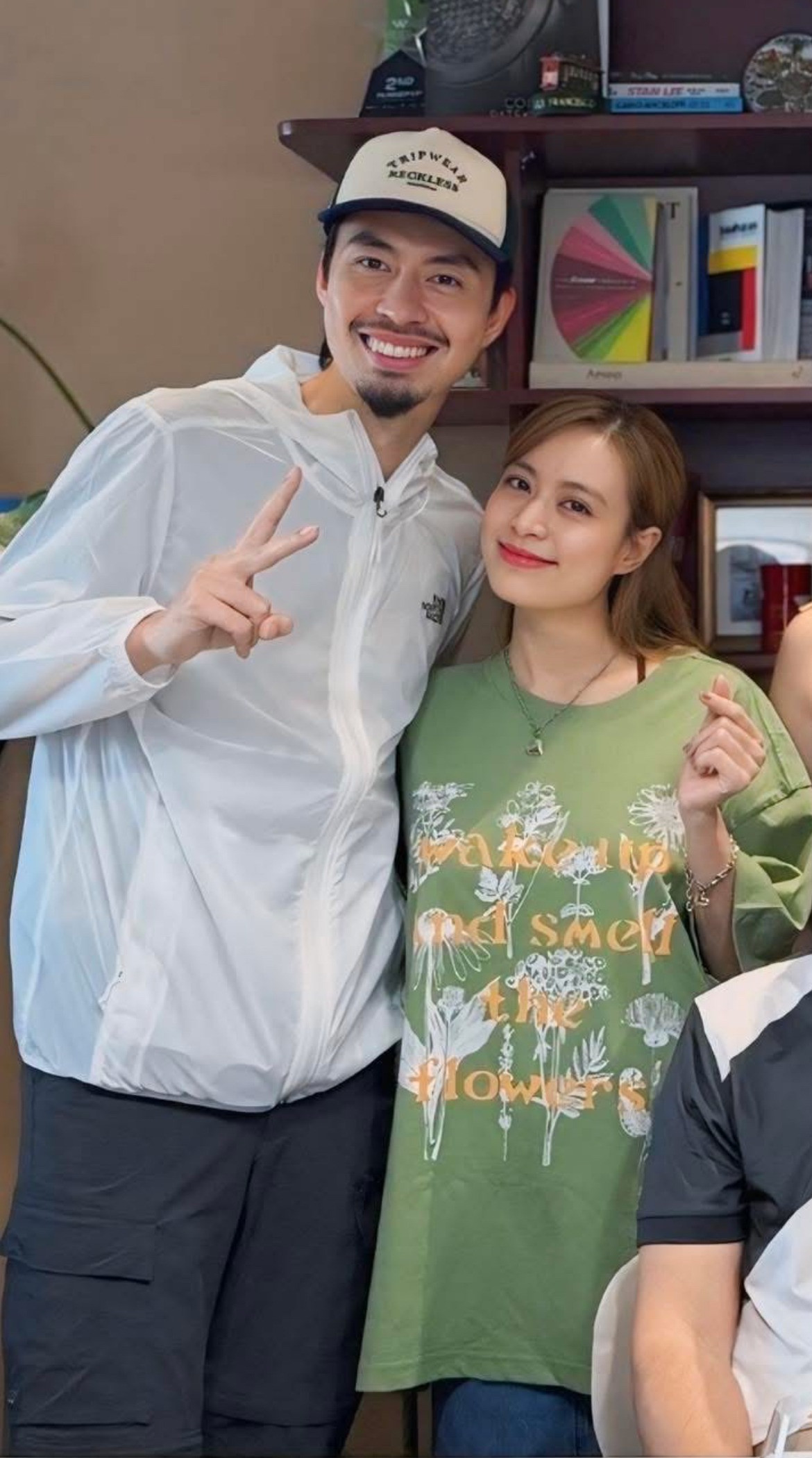 Hoàng Thùy Linh Đen Vâu lộ ảnh thân thiết