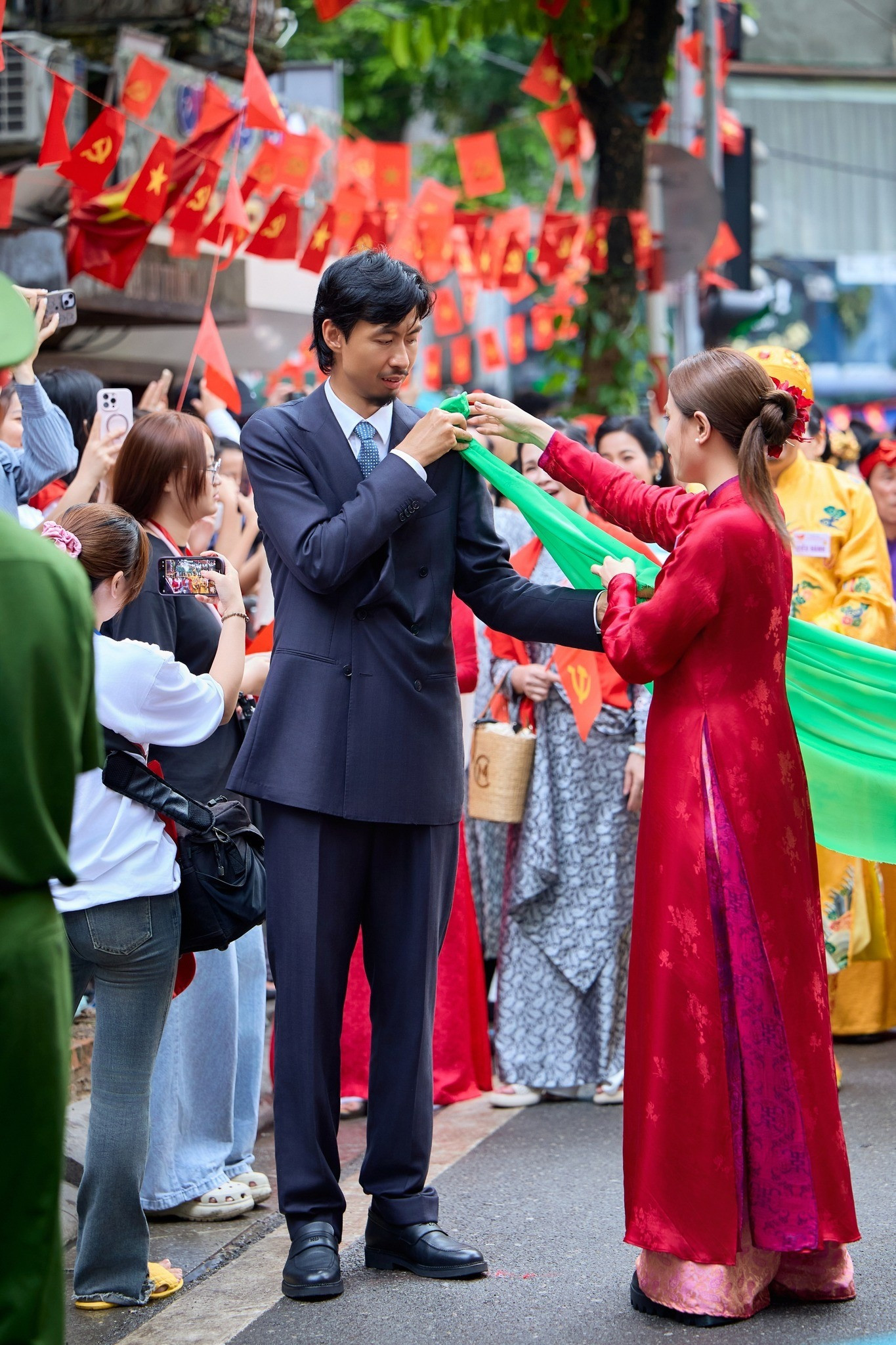 Hoàng Thùy Linh Đen Vâu lộ ảnh thân thiết