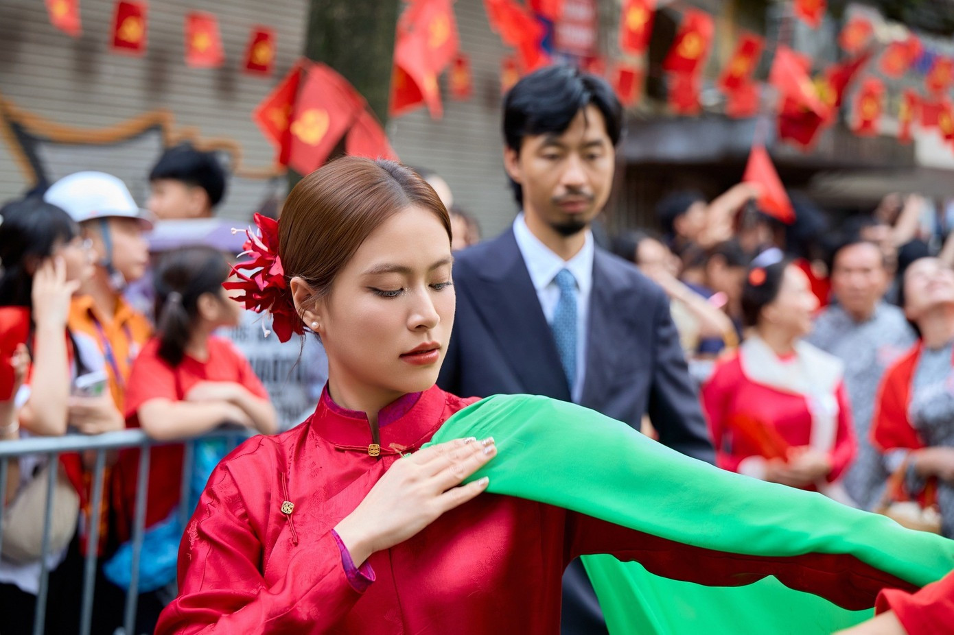 Hoàng Thùy Linh Đen Vâu lộ ảnh thân thiết