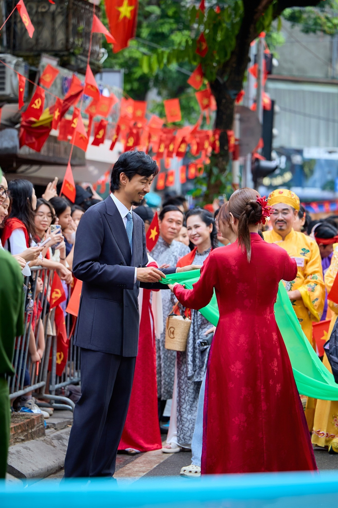 Hoàng Thùy Linh Đen Vâu lộ ảnh thân thiết