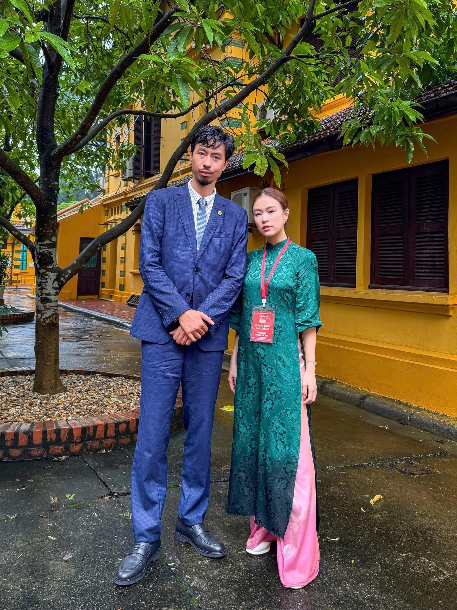 Hoàng Thùy Linh Đen Vâu lộ ảnh thân thiết