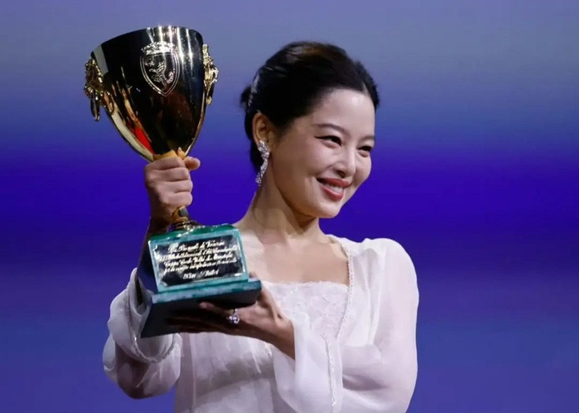 Tân Chỉ Lôi giành giải Nữ diễn viên chính xuất sắc nhất tại Liên hoan phim quốc tế Venice lần thứ 82 (Ảnh: Getty).