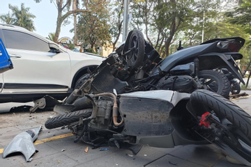 Hiện trường vụ ô tô con tông loạt xe máy trên phố Võ Thị Sáu ở Hà Nội