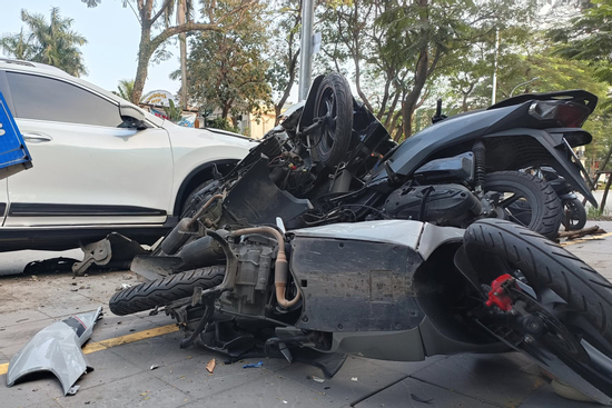 Hiện trường vụ ô tô con tông loạt xe máy trên phố Võ Thị Sáu ở Hà Nội