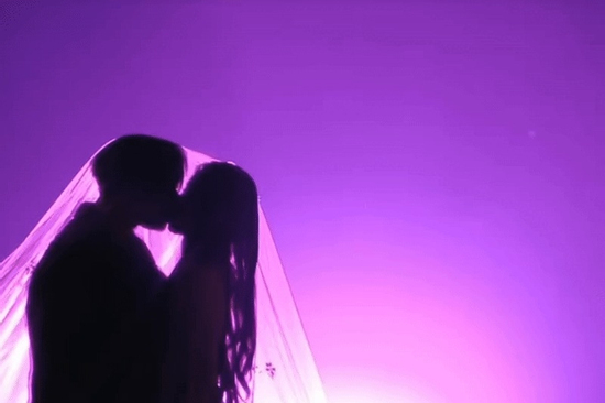 Hot nhất đêm countdown: Anh sếp và nàng thơ gen Z khóa môi đắm đuối chiếm sóng cả cõi mạng