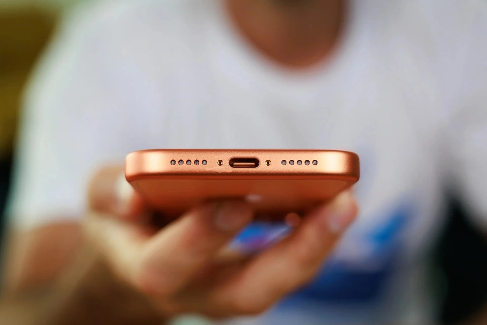 nguoi dung iphone 17 pro phan anh loi loa phat tieng re khi sac hinh anh 1