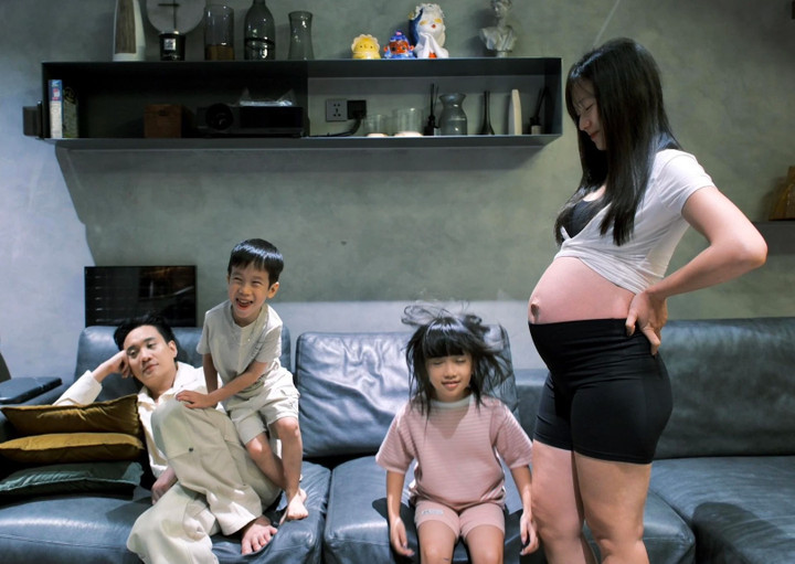 Ngay những giây phút đầu tiên của năm, JustaTee đăng trên trang cá nhân tấm ảnh gia đình hạnh phúc. Đáng nói, trong bức ảnh, bà xã nhà sản xuất này lộ diện với bụng bầu vượt mặt. Cặp sao nhận được nhiều lời chúc mừng từ đồng nghiệp, khán giả khi chuẩn bị đón con thứ 3.