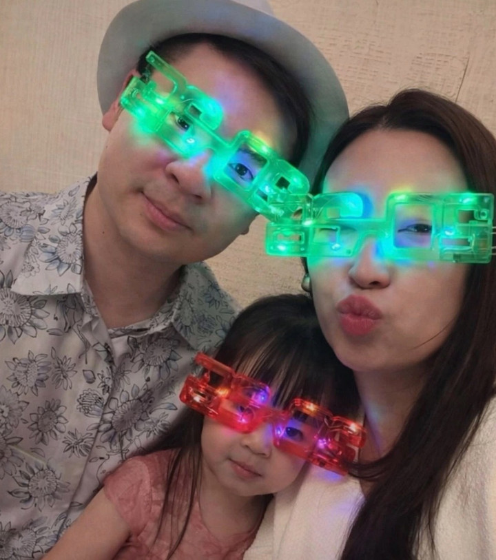Hoa hậu Đỗ Mỹ Linh cùng chồng và con gái đeo kính nhấp nháy hình số 2026 để mừng năm mới 2026.