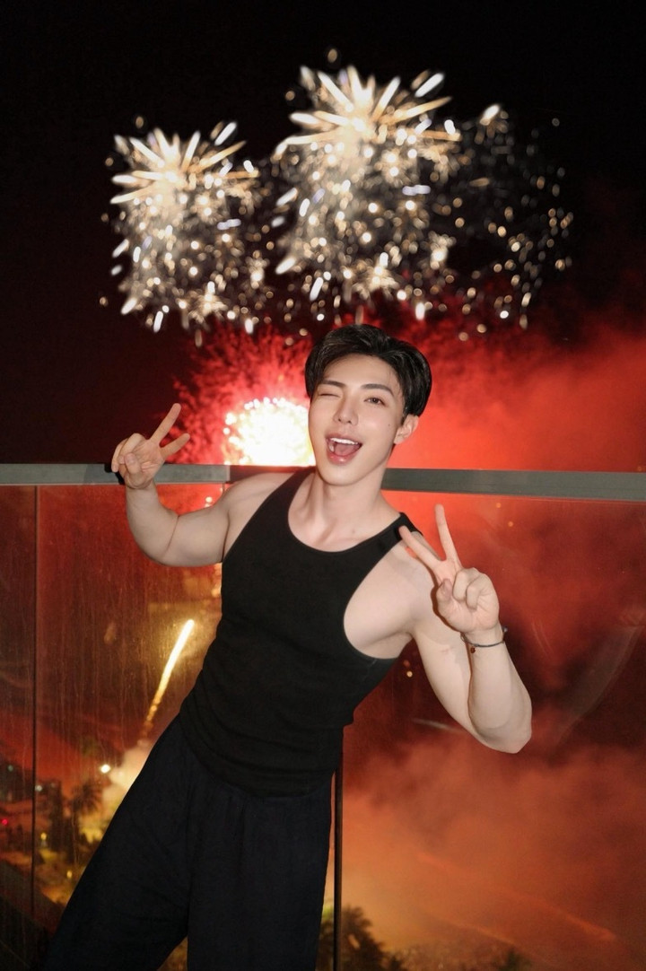 Erik bước sang năm 2026 bằng lời chúc mong mọi điều may mắn, mới mẻ và hạnh phúc ngập tràn đến với mọi người. Nam ca sĩ kể khoảnh khắc vừa diễn về, đang tẩy trang thì nghe pháo hoa “bùm bùm” liền chạy vội ra chụp một tấm hình, rồi quay vào tiếp tục công việc - đúng chất nghệ sĩ.