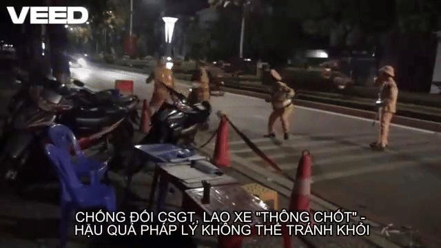 VIDEO: Không đội mũ bảo hiểm, tông xe máy làm trọng thương CSGT