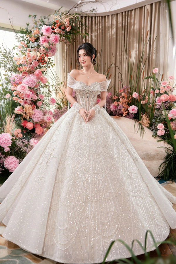 Á hậu Phương Nhi đẹp lộng lẫy trong áo cưới đầm xòe công chúa - Ảnh 9.