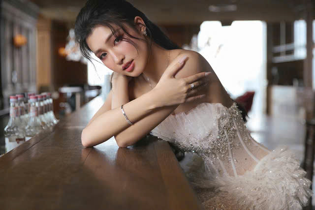 Á hậu Phương Nhi đẹp lộng lẫy trong áo cưới đầm xòe công chúa - Ảnh 2.