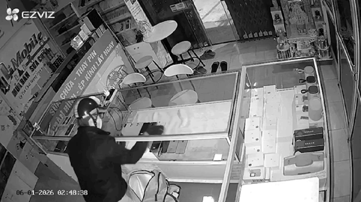 Hình ảnh đối tượng trộm điện thoại. Ảnh: Cắt từ clip