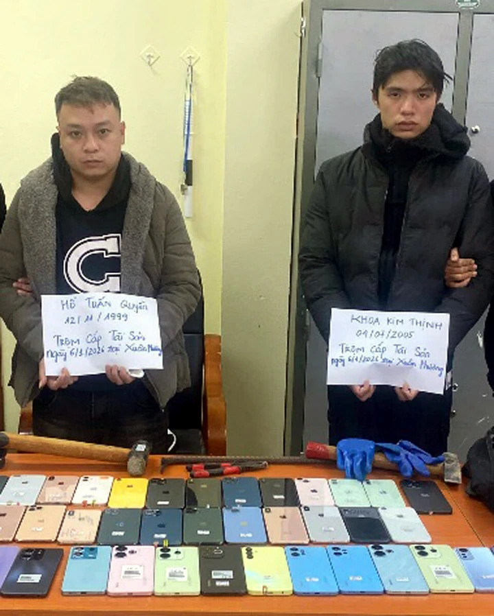 Hai đối tượng cùng tang vật. Ảnh: CACC