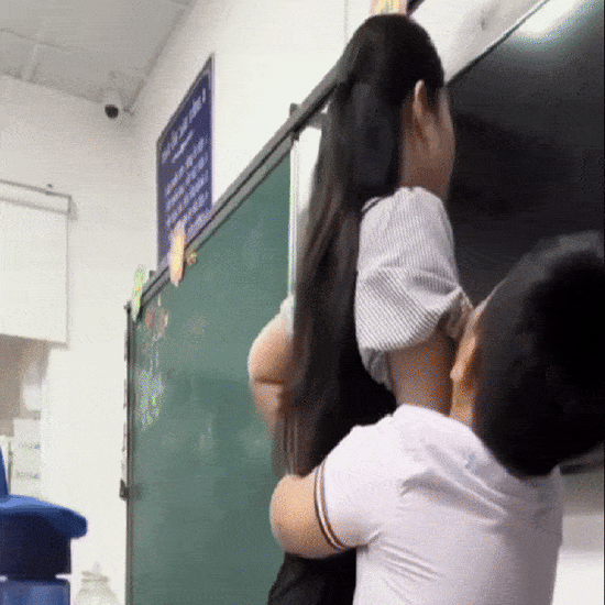 Cảnh tượng trước bục giảng khiến nhiều người phải thốt lên: 'Hai cô trò làm gì vậy?'