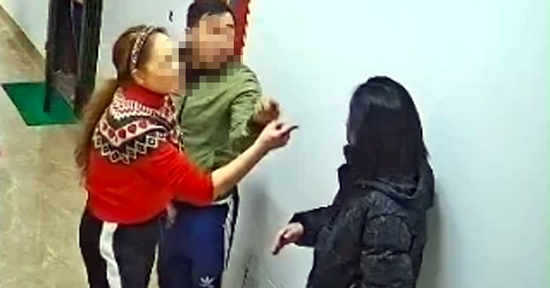 Công an triệu tập người phụ nữ đánh hàng xóm tại chung cư ở Hà Nội