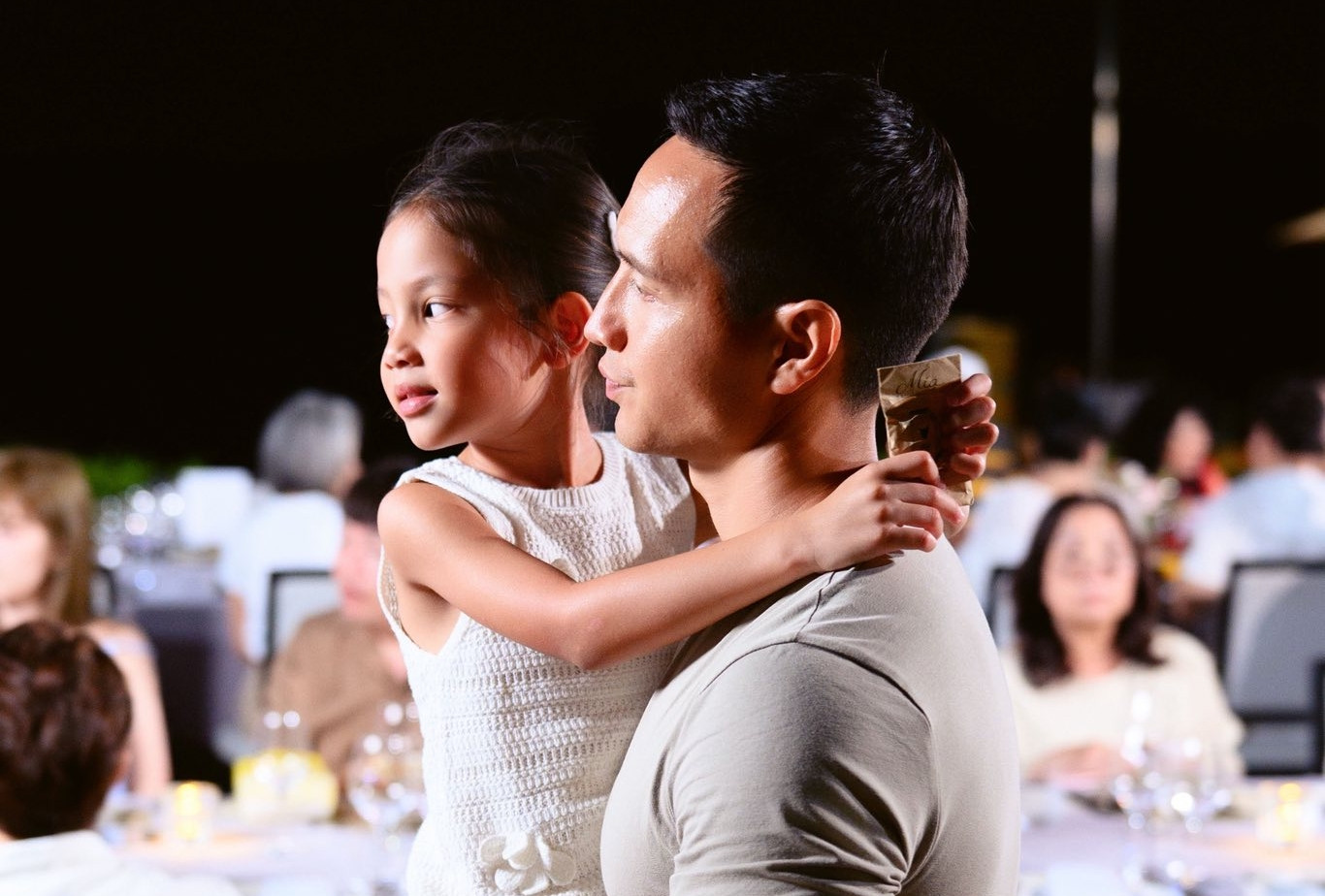 Lisa - con gái Hồ Ngọc Hà nũng nịu bên bố