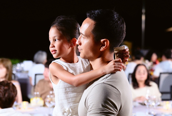 Lisa - con gái Hồ Ngọc Hà nũng nịu bên bố