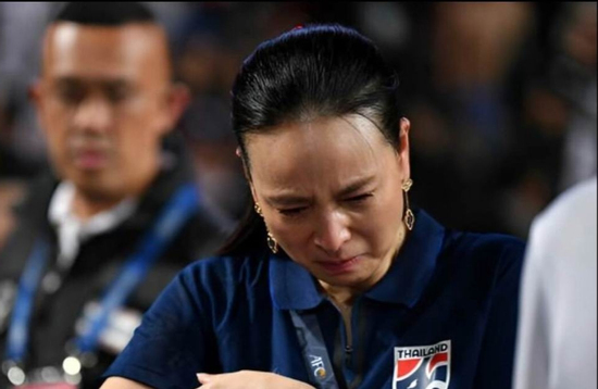 Madam Pang nhìn sang U23 Việt Nam rồi xin lỗi fans Thái