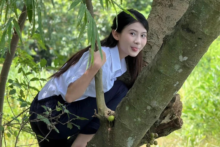 Ngoài diễn xuất được nhận xét tự nhiên, gần gũi và giàu cảm xúc, cô cũng được nhiều lời khen bởi nhan sắc xinh đẹp, chuẩn