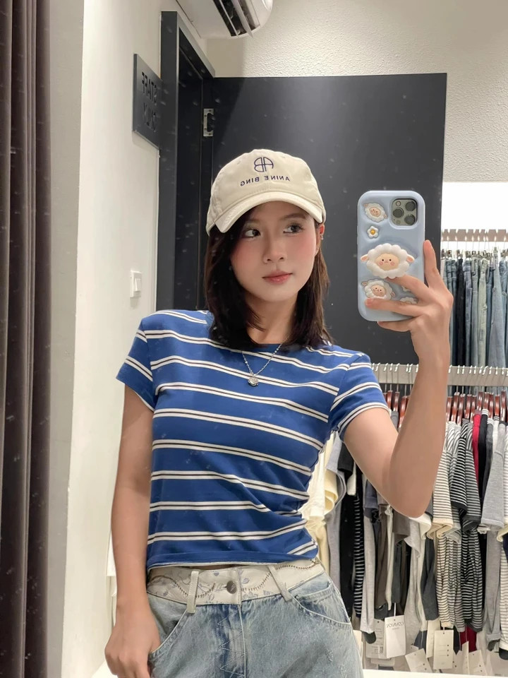 Nữ diễn viên cũng ưu tiên sự trẻ trung, năng động, tự nhiên trong cách ăn mặc. Đời thường, cô chuộng những món đồ cơ bản, thoải mái, dễ mặc như áo phông, áo ôm dáng, jeans.