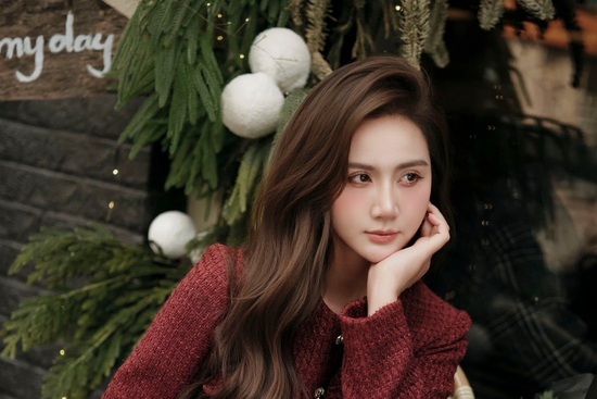 Nhan sắc thăng hạng và gu thời trang ấn tượng của Huyền Lizzie trong 'Cách em 1 milimet'