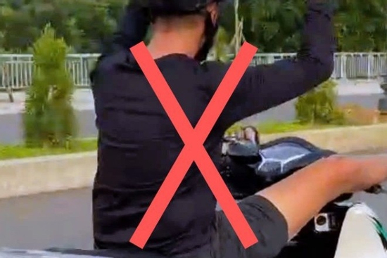 Tịch thu xe SH của nam thanh niên buông cả hai tay, dùng chân lái xe