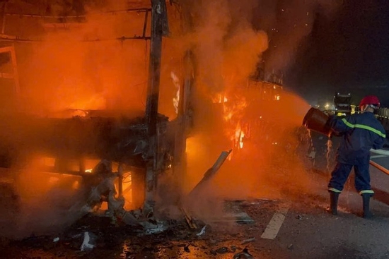 Vừa được sửa chữa, xe khách bất ngờ bốc cháy dữ dội trên cao tốc