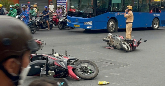 Ô tô tông liên hoàn 5 xe máy ở TPHCM, nhiều người bị thương