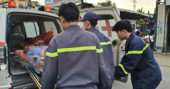 Thiếu tá PCCC dừng xe giữa quốc lộ cứu người nguy kịch trong ‘giờ vàng'