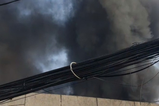 TPHCM: Cháy dữ dội dãy nhà sau chợ Bình Trưng, tiểu thương hốt hoảng tháo chạy