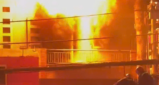 Cháy dữ dội tiệm giặt ủi ở Đồng Nai, giải cứu người bám mái nhà hàng xóm