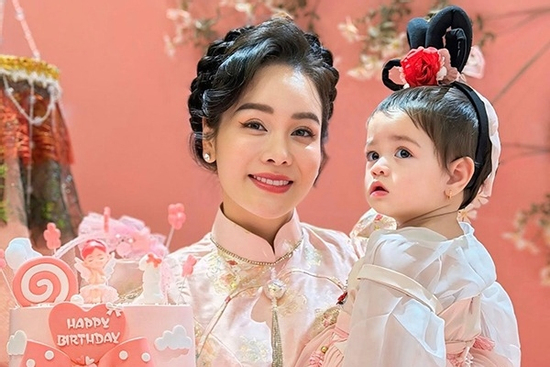 Con gái Nhật Kim Anh tròn một tuổi, ngoại hình siêu đáng yêu