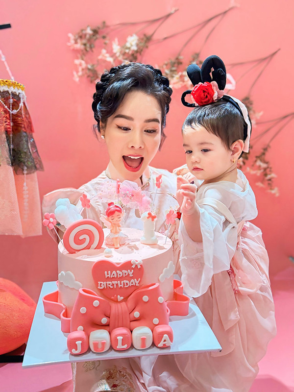 Con gái Nhật Kim Anh tròn 1 tuổi siêu đáng yêu - Ảnh 3.