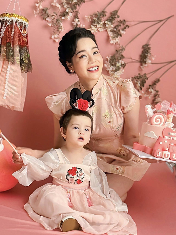 Con gái Nhật Kim Anh tròn 1 tuổi siêu đáng yêu - Ảnh 6.