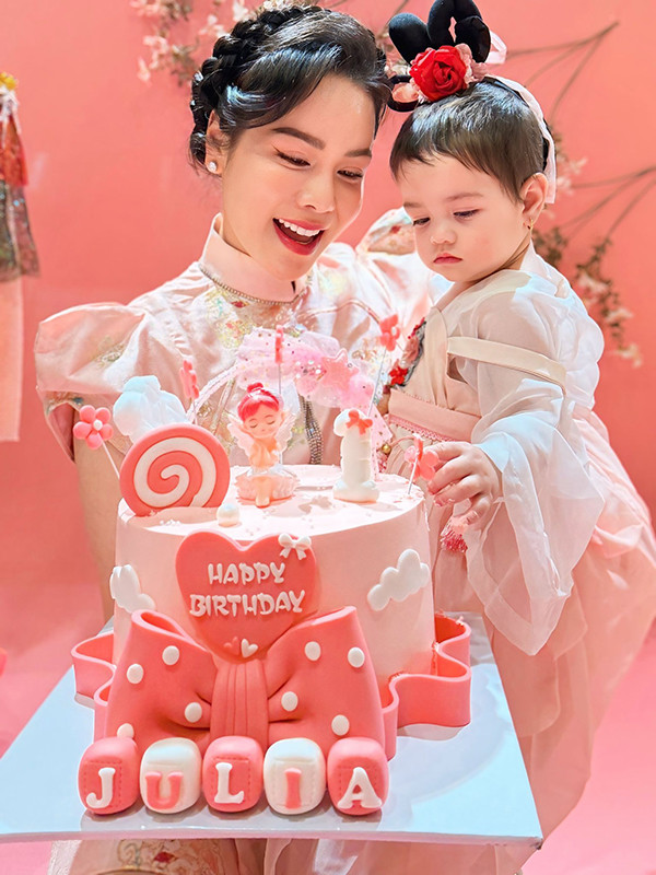 Con gái Nhật Kim Anh tròn 1 tuổi siêu đáng yêu - Ảnh 2.