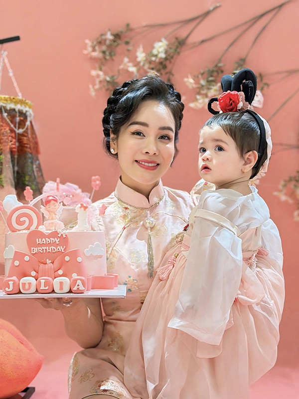 Con gái Nhật Kim Anh tròn 1 tuổi siêu đáng yêu - Ảnh 4.