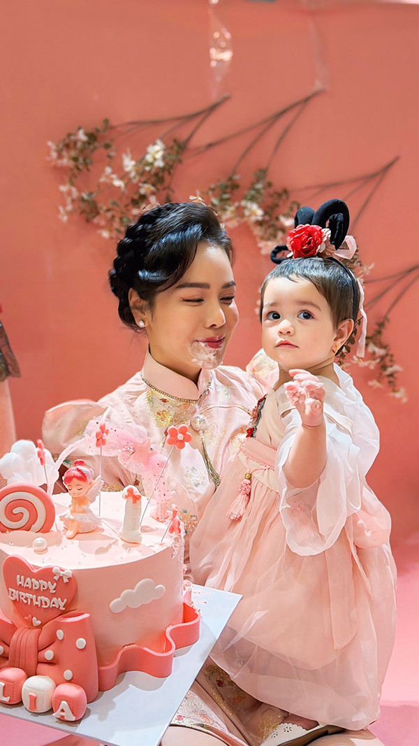 Con gái Nhật Kim Anh tròn 1 tuổi siêu đáng yêu - Ảnh 5.