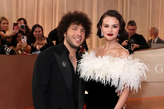 Selena Gomez, Ariana Grande và dàn sao khoe sắc trên thảm đỏ Quả cầu vàng 2026