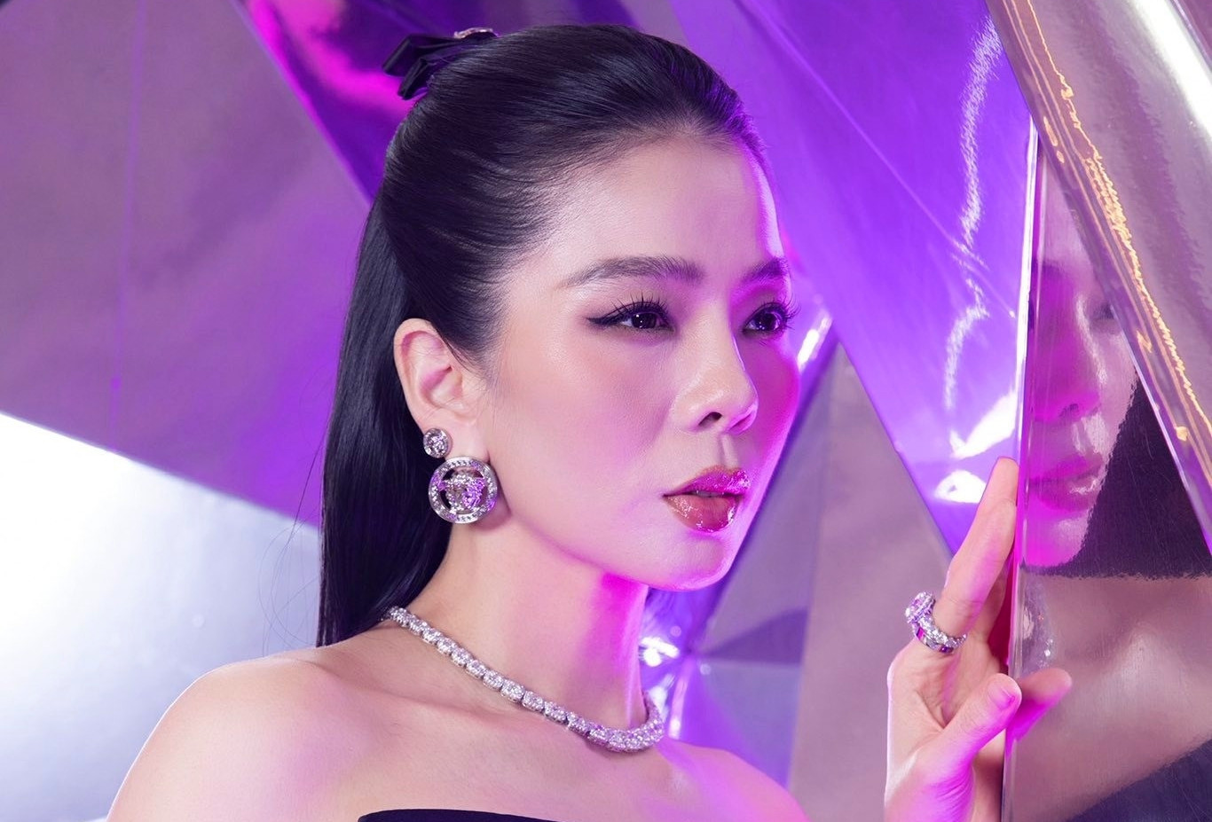 Tranh cãi Lệ Quyên văng tục, đốp chát với khán giả