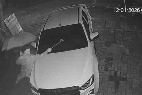 Truy tìm đối tượng mặc áo mưa, đập phá ô tô ở Nghệ An