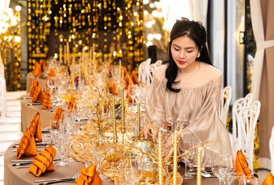 Vân Trang trang trí biệt thự lộng lẫy để kỷ niệm ngày cưới