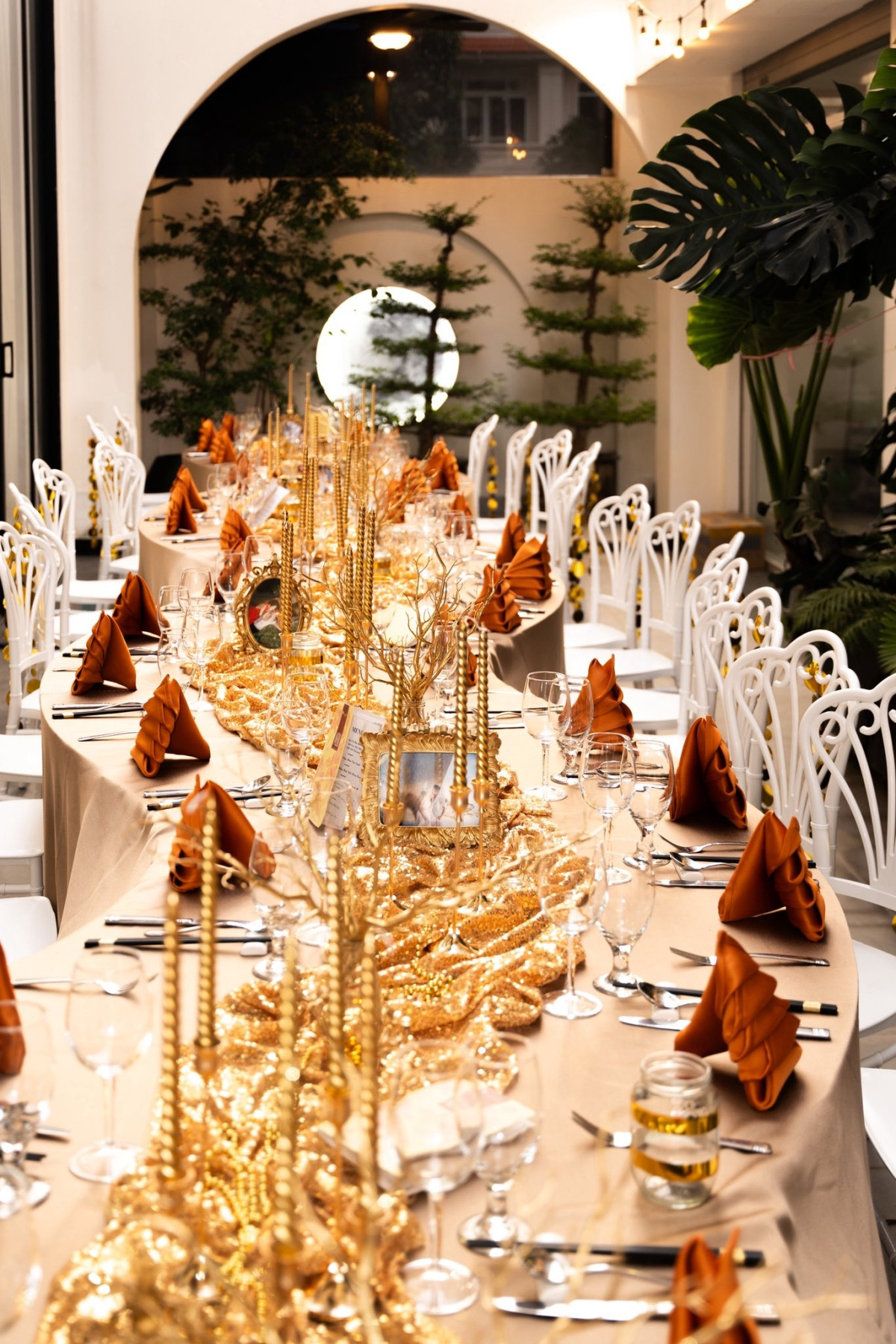 Biệt thự lộng lẫy của Vân Trang kỷ niệm ngày cưới đầy ý nghĩa - Ảnh 4.