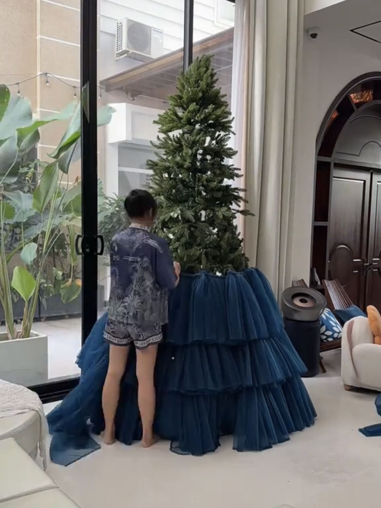 Biệt thự lộng lẫy của Vân Trang kỷ niệm ngày cưới đầy ý nghĩa - Ảnh 12.