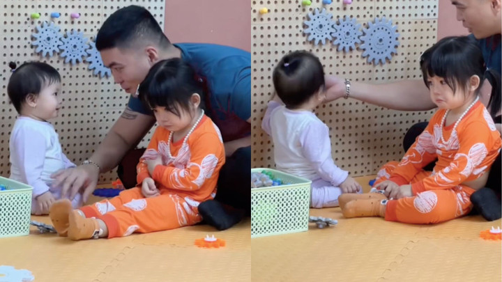 Em bé còn lườm khi bố nựng bạn khác trong khu vui chơi. (Ảnh chụp màn hình)