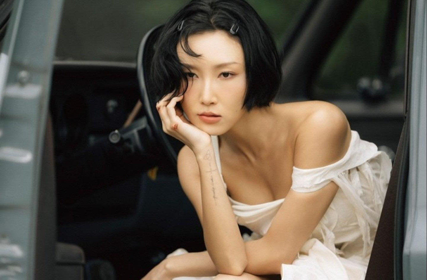 Trước đó, Good Goodbye được Hwasa phát hành dưới dạng đĩa đơn kỹ thuật số vào ngày 15/10/2025. Ca khúc R&B này bắt đầu bứt phá trên các bảng xếp hạng sau màn trình diễn trực tiếp của nữ ca sĩ tại lễ trao giải Rồng Xanh vào tháng 11.